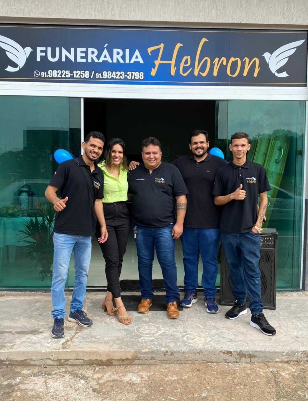 Equipe da Funerária Hebron reunida em frente à unidade